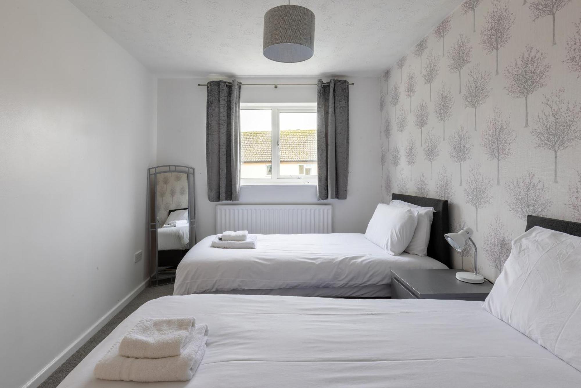 The Conifers Large Detached Home With Off Street Parking ويتني المظهر الخارجي الصورة